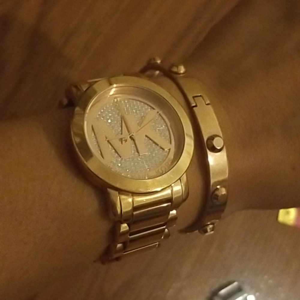 Watch and bracelet Michael KORS. Lightly Used. In good Condition.